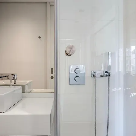 Private Bedrooms In The Heart Of 招待所